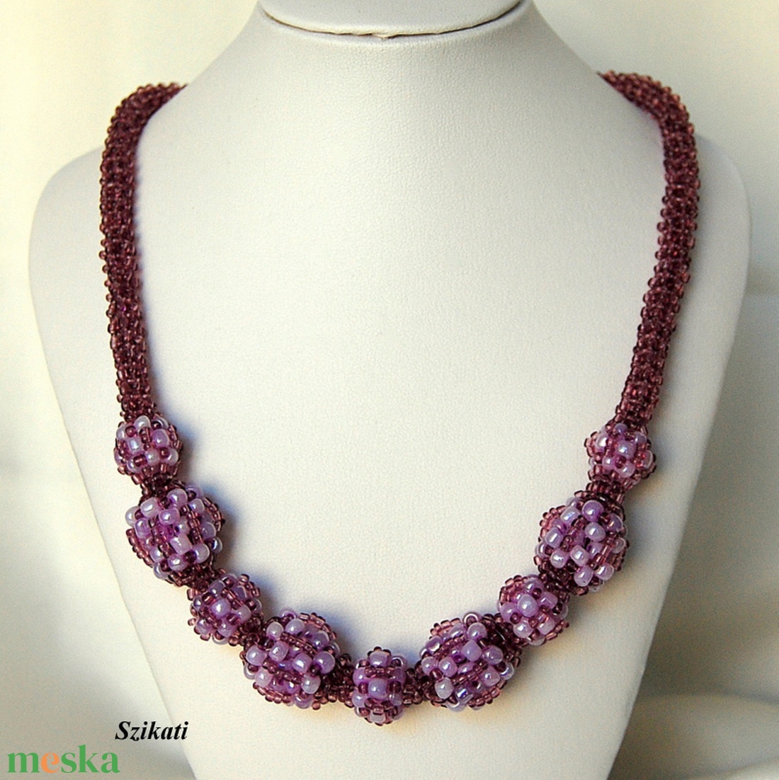 Lila gyöngyfűzött nyaklánc - ékszer - nyaklánc - bogyós nyaklánc - Meska.hu