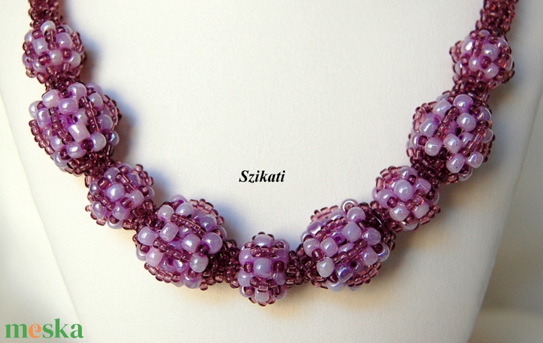 Lila gyöngyfűzött nyaklánc - ékszer - nyaklánc - bogyós nyaklánc - Meska.hu