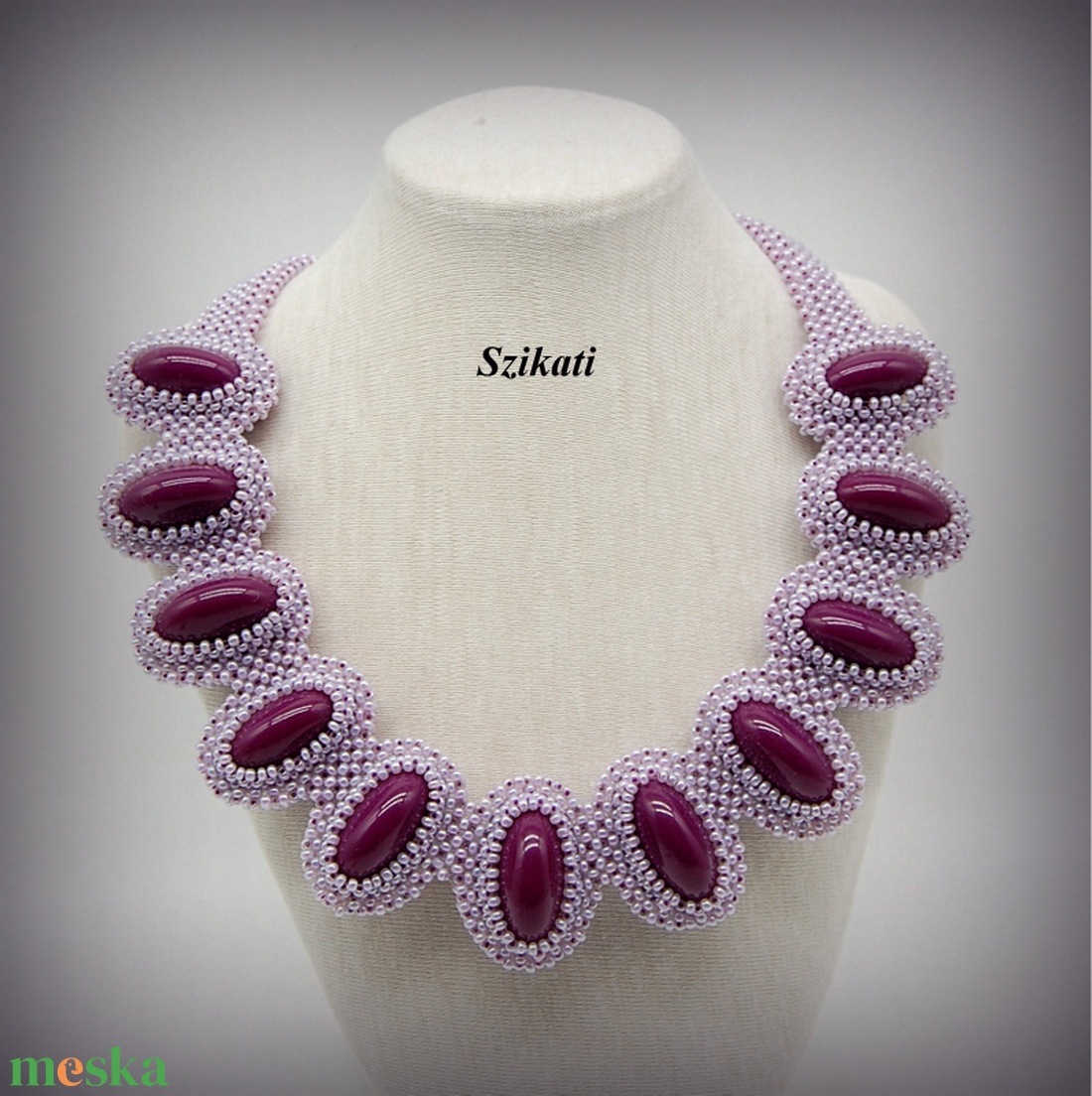 Lila fémmentes gyöngyfűzött nyakék - ékszer - nyaklánc - statement nyaklánc - Meska.hu