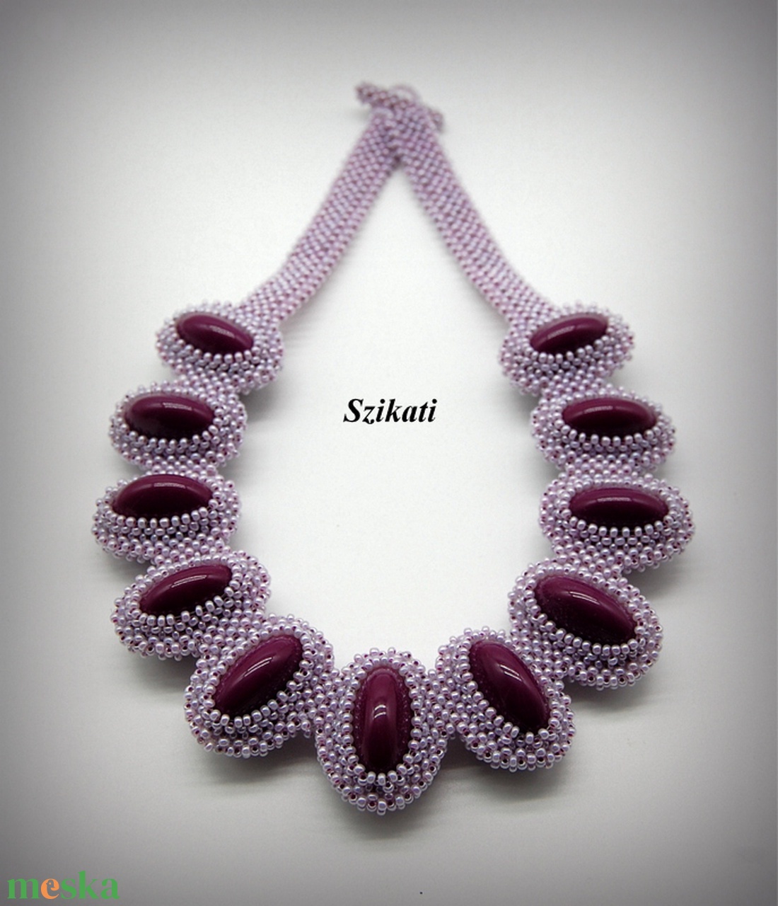 Lila fémmentes gyöngyfűzött nyakék - ékszer - nyaklánc - statement nyaklánc - Meska.hu