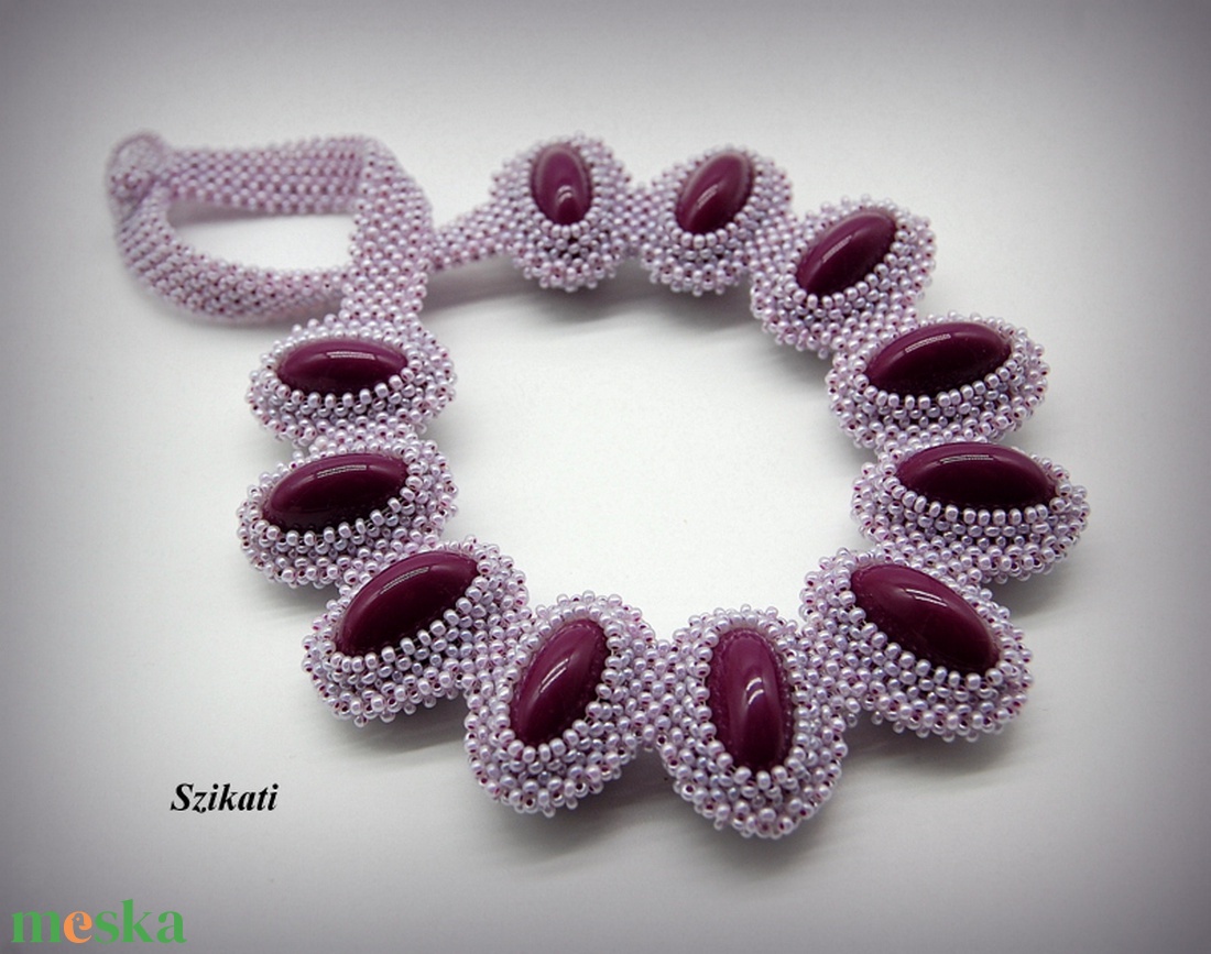 Lila fémmentes gyöngyfűzött nyakék - ékszer - nyaklánc - statement nyaklánc - Meska.hu