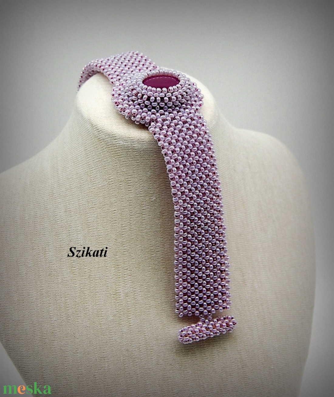 Lila fémmentes gyöngyfűzött karkötő - ékszer - karkötő - gyöngyös karkötő - Meska.hu