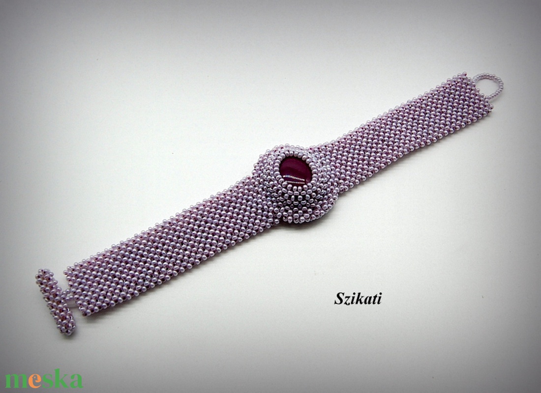 Lila fémmentes gyöngyfűzött karkötő - ékszer - karkötő - gyöngyös karkötő - Meska.hu