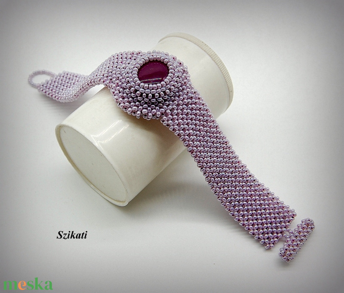 Lila fémmentes gyöngyfűzött karkötő - ékszer - karkötő - gyöngyös karkötő - Meska.hu