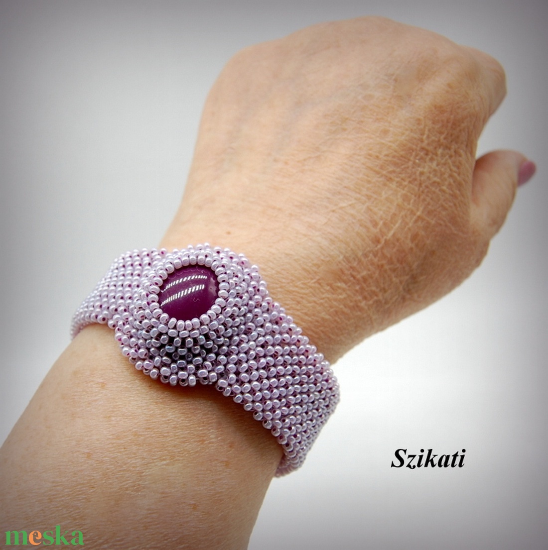 Lila fémmentes gyöngyfűzött karkötő - ékszer - karkötő - gyöngyös karkötő - Meska.hu