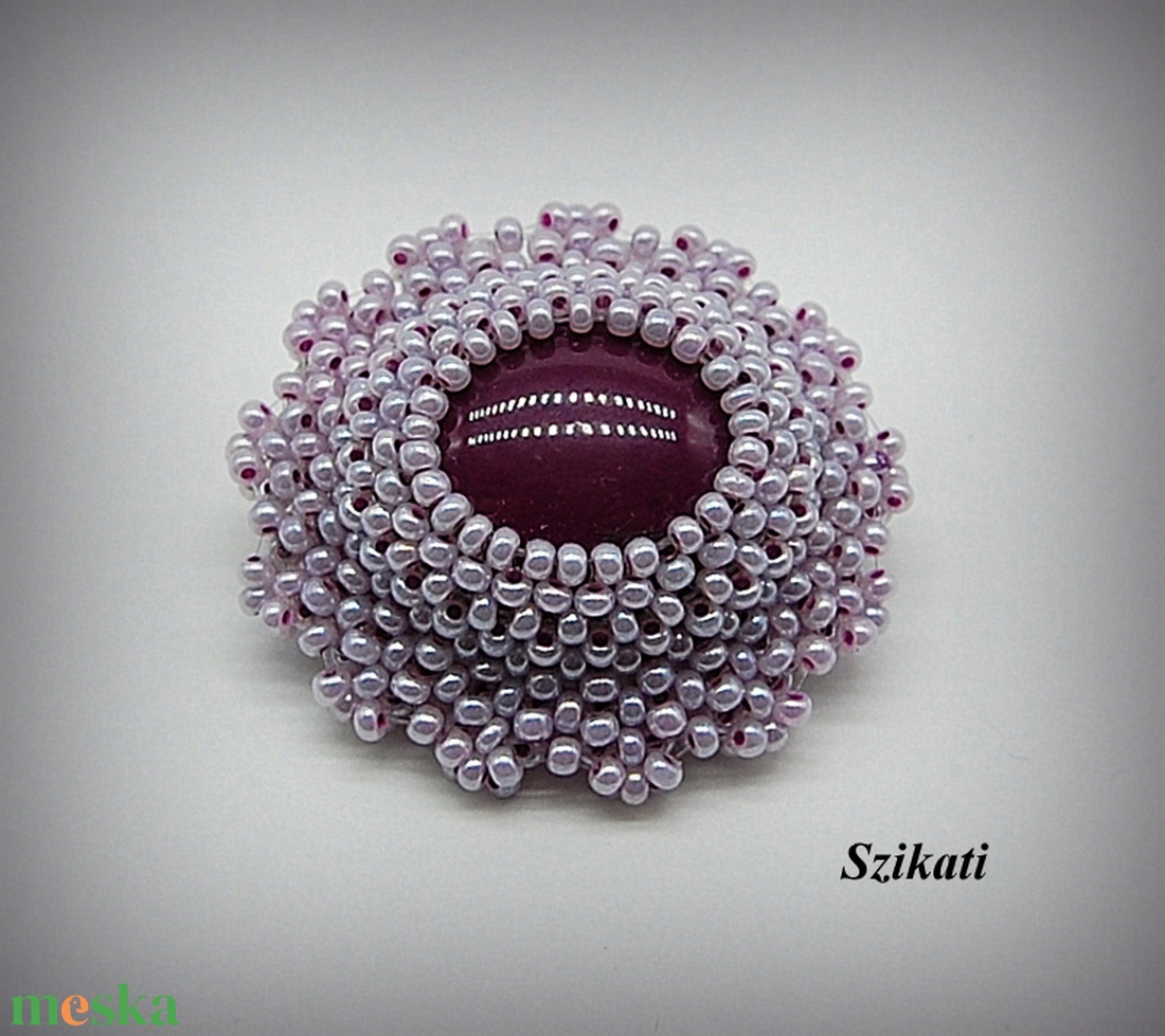 Lila gyöngyfűzött kitűző - ékszer - kitűző és bross - Meska.hu