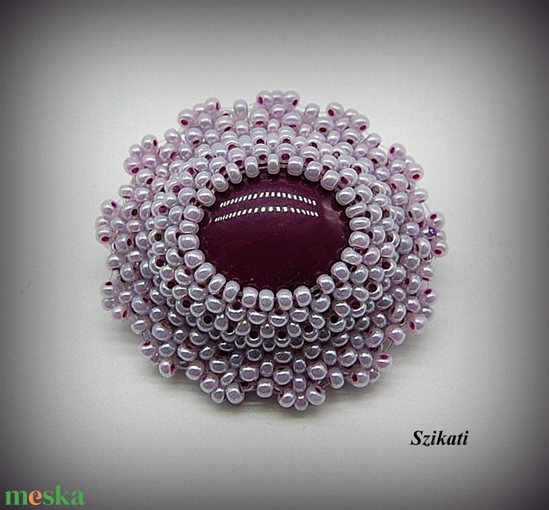 Lila gyöngyfűzött kitűző - ékszer - kitűző és bross - Meska.hu