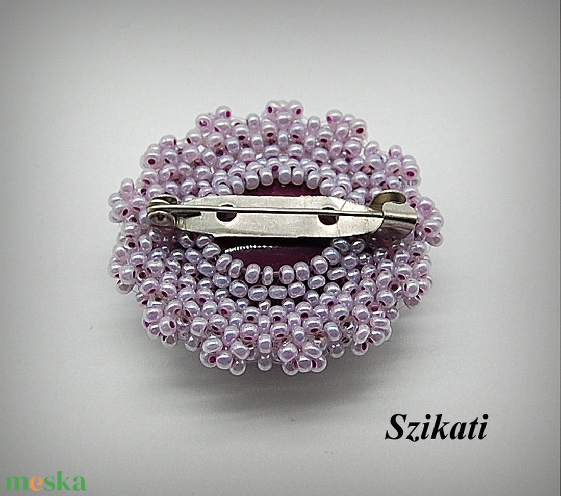 Lila gyöngyfűzött kitűző - ékszer - kitűző és bross - Meska.hu
