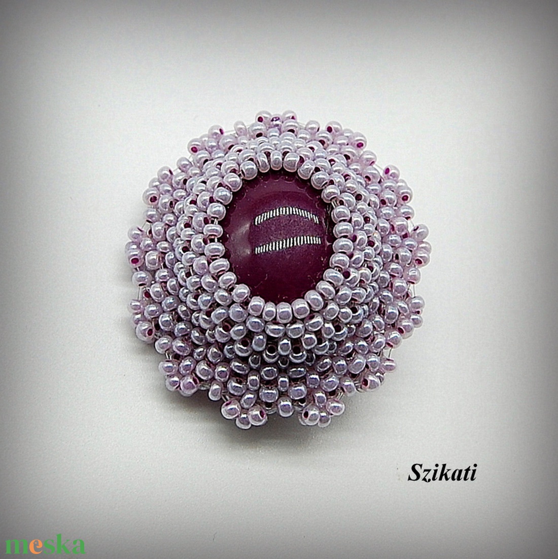 Lila gyöngyfűzött kitűző - ékszer - kitűző és bross - Meska.hu