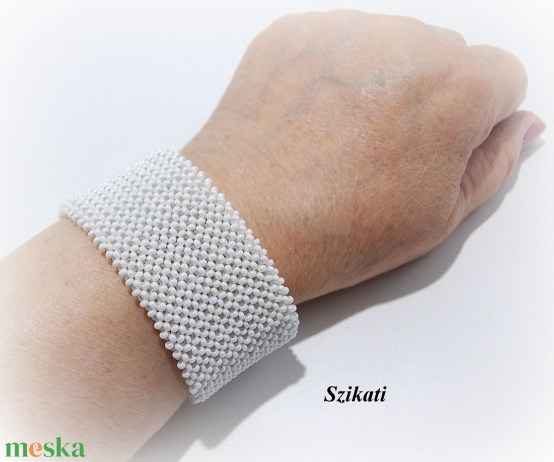 Fehér fémmentes gyöngyfűzött karkötő - ékszer - karkötő - széles karkötő - Meska.hu