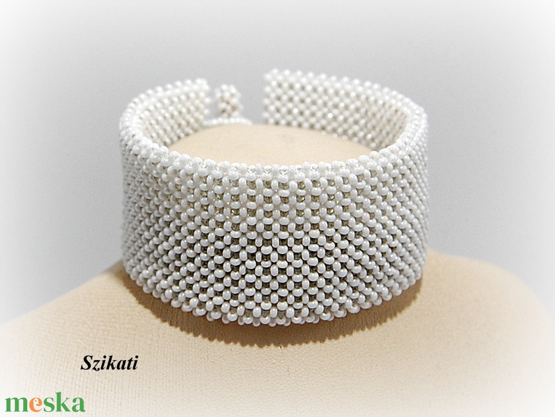 Fehér fémmentes gyöngyfűzött karkötő - ékszer - karkötő - széles karkötő - Meska.hu