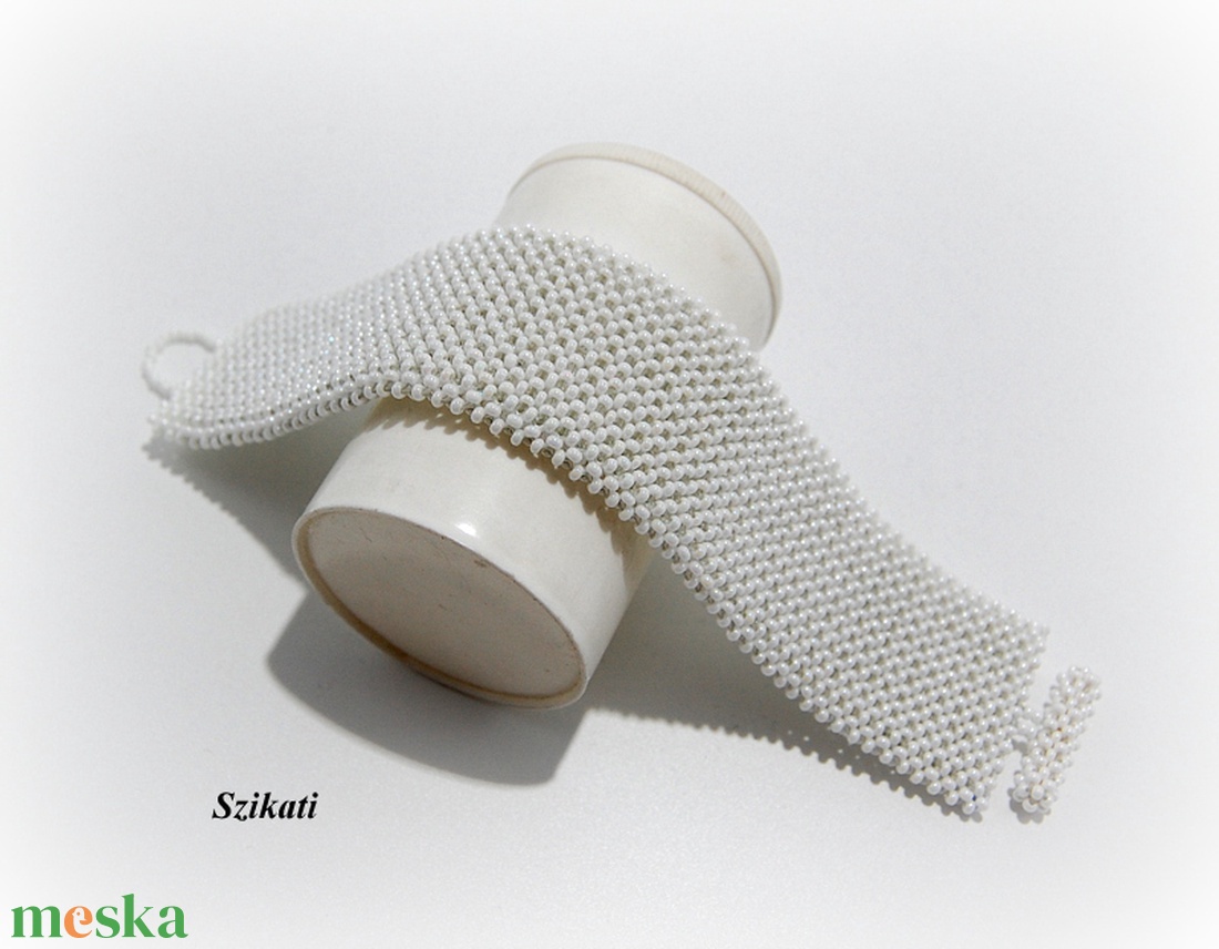 Fehér fémmentes gyöngyfűzött karkötő - ékszer - karkötő - széles karkötő - Meska.hu
