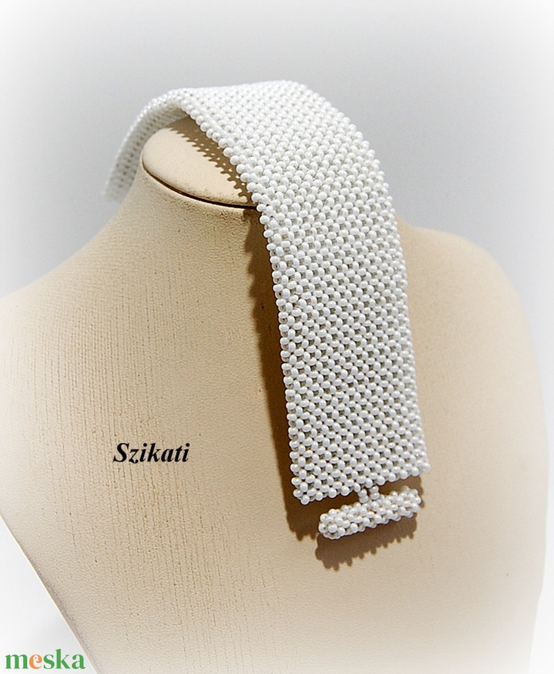 Fehér fémmentes gyöngyfűzött karkötő - ékszer - karkötő - széles karkötő - Meska.hu