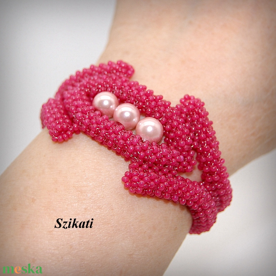 Mályva színű fémmentes gyöngyfűzött karkötő - ékszer - karkötő - gyöngyös karkötő - Meska.hu
