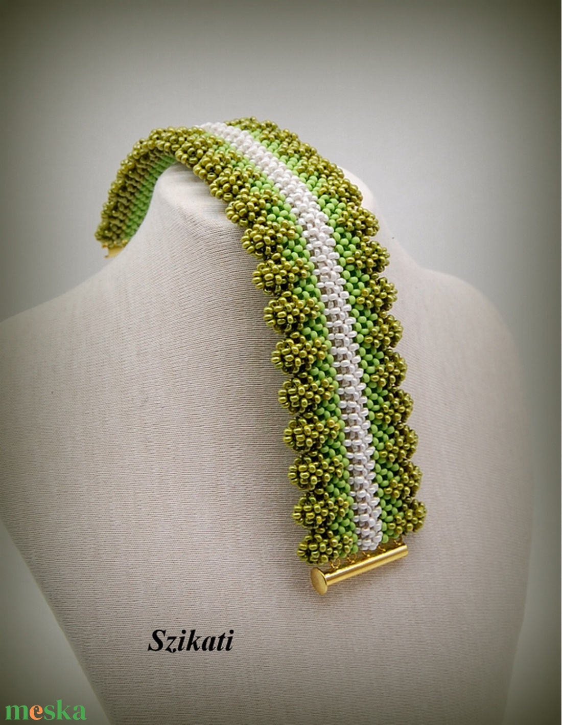 Zöld - fehér széles gyöngyfűzött karkötő - ékszer - karkötő - széles karkötő - Meska.hu