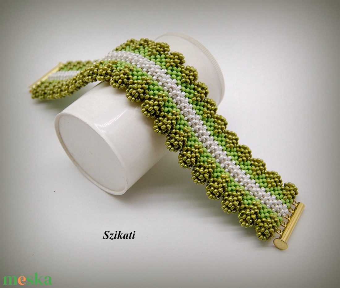 Zöld - fehér széles gyöngyfűzött karkötő - ékszer - karkötő - széles karkötő - Meska.hu