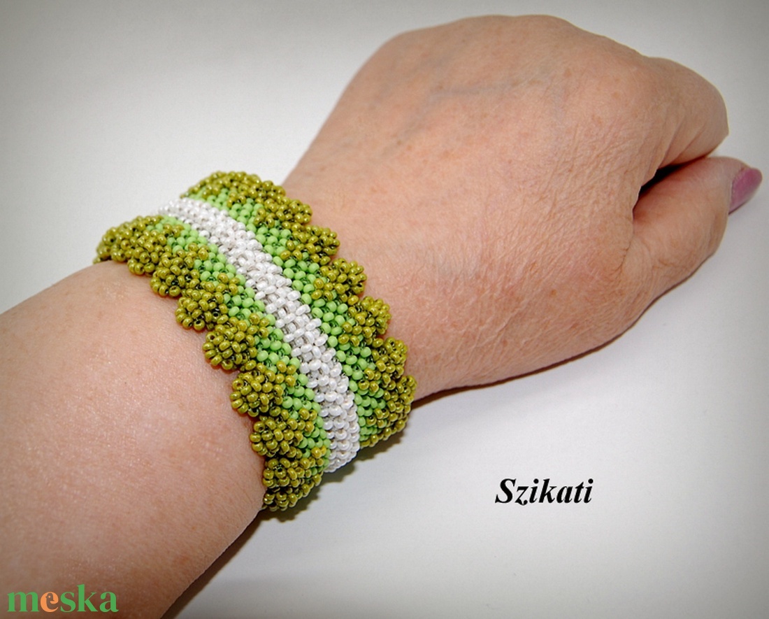 Zöld - fehér széles gyöngyfűzött karkötő - ékszer - karkötő - széles karkötő - Meska.hu