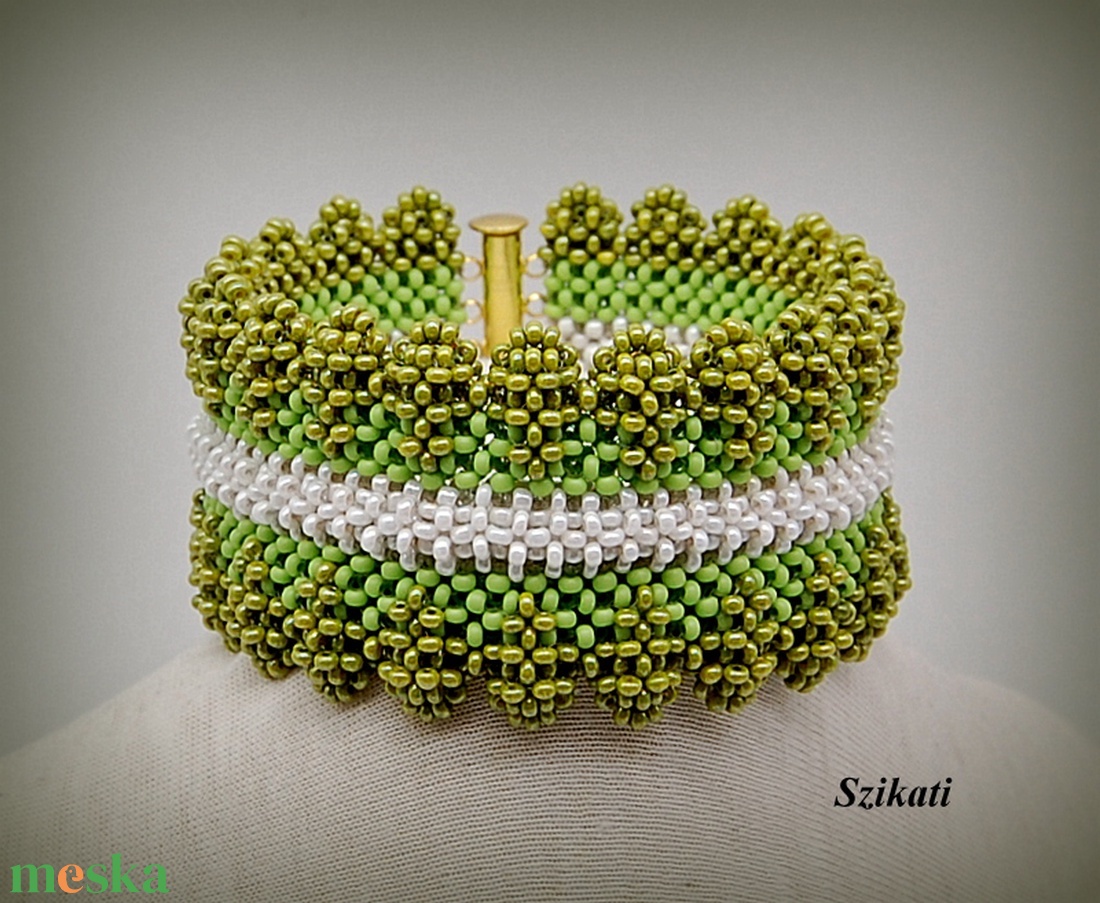 Zöld - fehér széles gyöngyfűzött karkötő - ékszer - karkötő - széles karkötő - Meska.hu