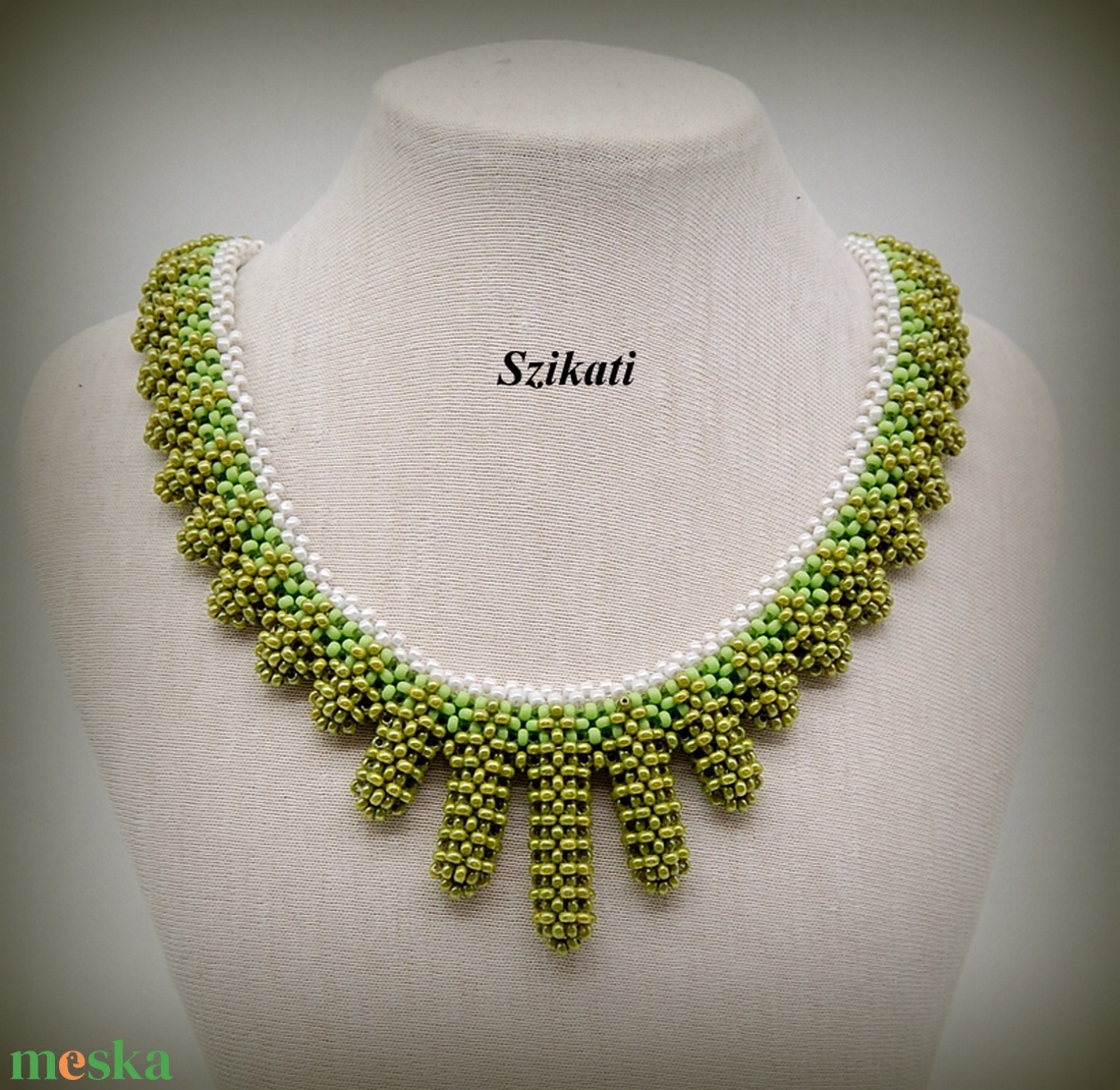 Zöld fémmentes gyöngyfűzött nyakék - ékszer - nyaklánc - statement nyaklánc - Meska.hu