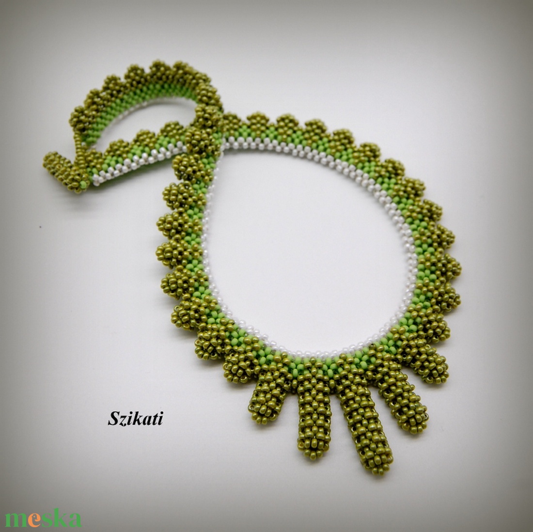 Zöld fémmentes gyöngyfűzött nyakék - ékszer - nyaklánc - statement nyaklánc - Meska.hu
