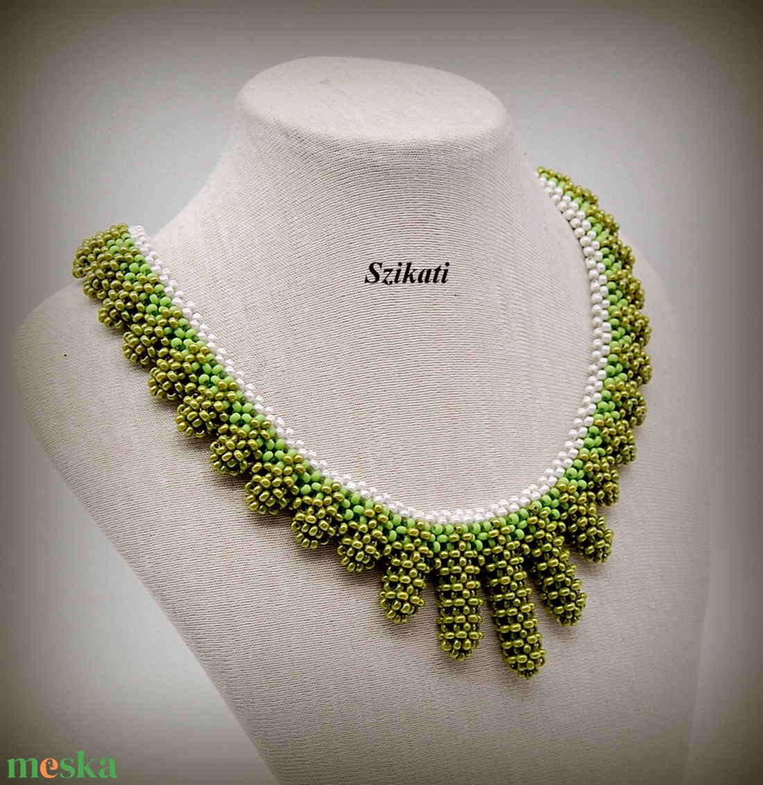 Zöld fémmentes gyöngyfűzött nyakék - ékszer - nyaklánc - statement nyaklánc - Meska.hu