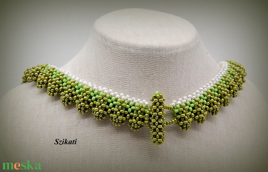 Zöld fémmentes gyöngyfűzött nyakék - ékszer - nyaklánc - statement nyaklánc - Meska.hu