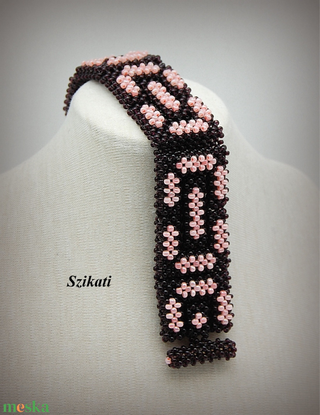 Sötétbarna - pink fémmentes gyöngyfűzött karkötő - ékszer - karkötő - gyöngyös karkötő - Meska.hu