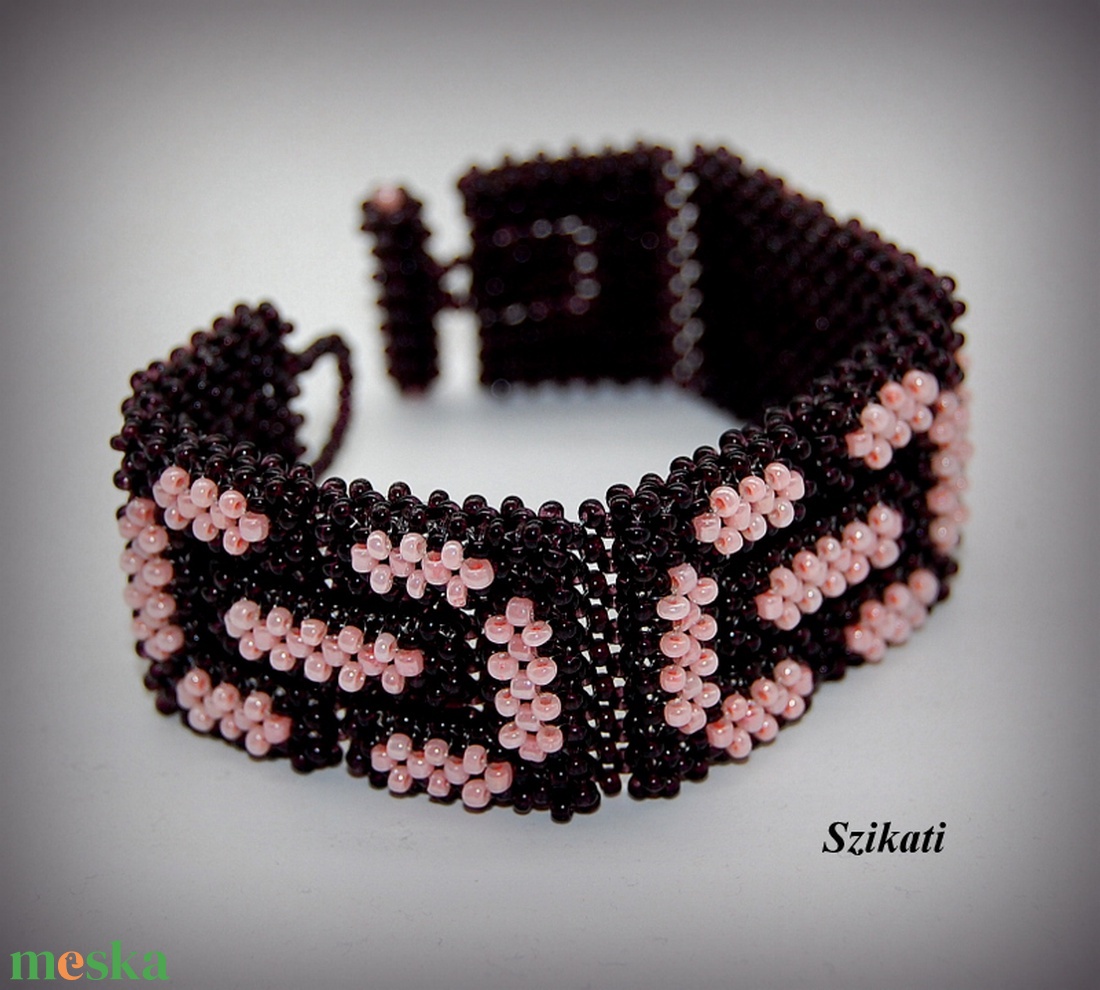 Sötétbarna - pink fémmentes gyöngyfűzött karkötő - ékszer - karkötő - gyöngyös karkötő - Meska.hu