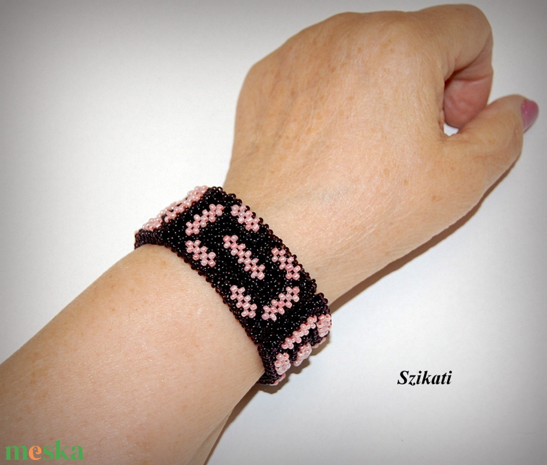Sötétbarna - pink fémmentes gyöngyfűzött karkötő - ékszer - karkötő - gyöngyös karkötő - Meska.hu