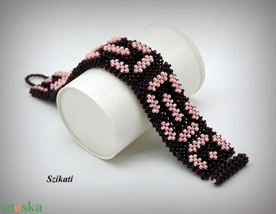 Sötétbarna - pink fémmentes gyöngyfűzött karkötő - ékszer - karkötő - gyöngyös karkötő - Meska.hu