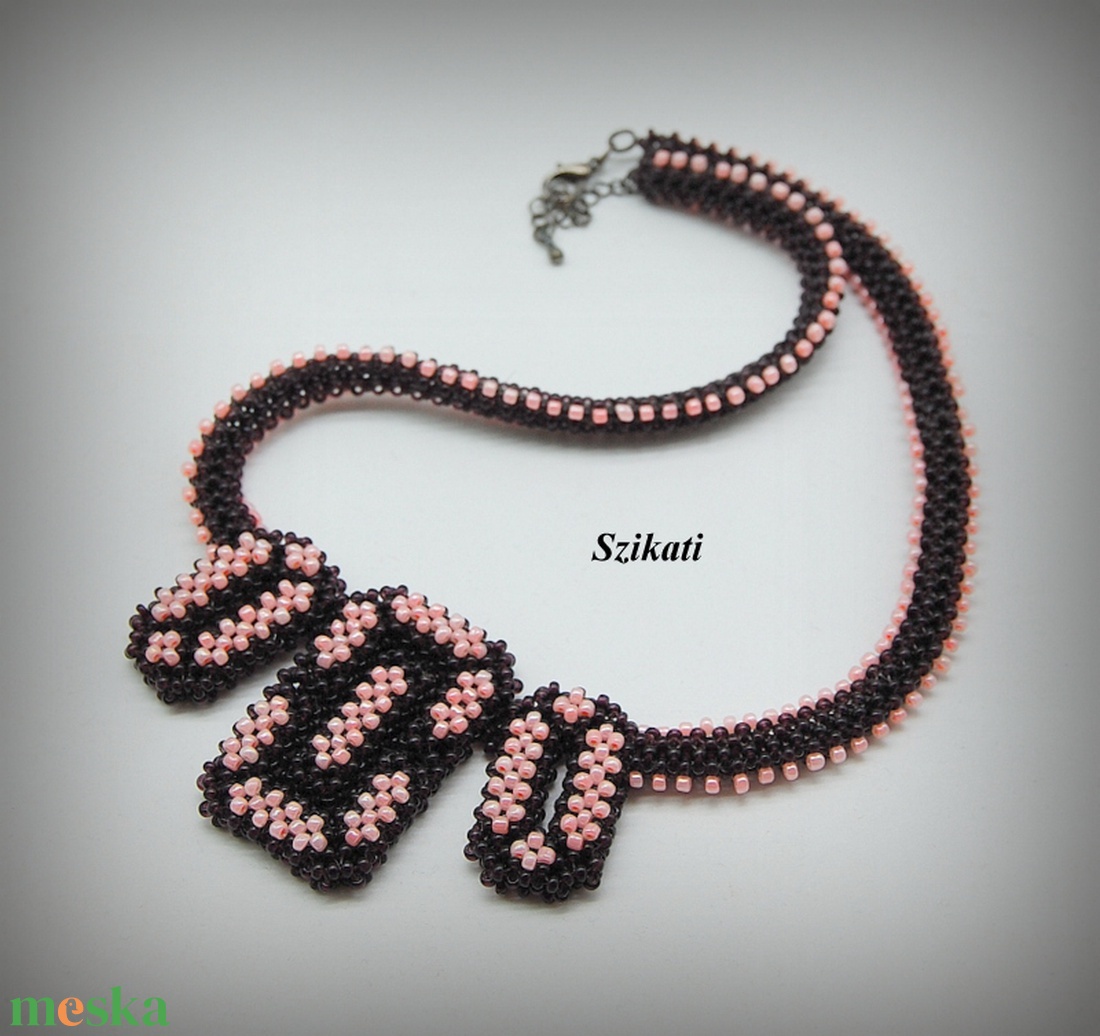 Sötétbarna - pink gyöngyfűzött nyakék - ékszer - nyaklánc - gyöngyös nyaklánc - Meska.hu
