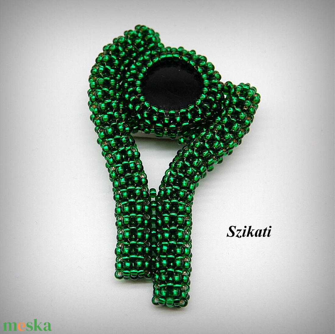 Sötétzöld - fekete gyöngyfűzött kitűző - ékszer - kitűző és bross - Meska.hu