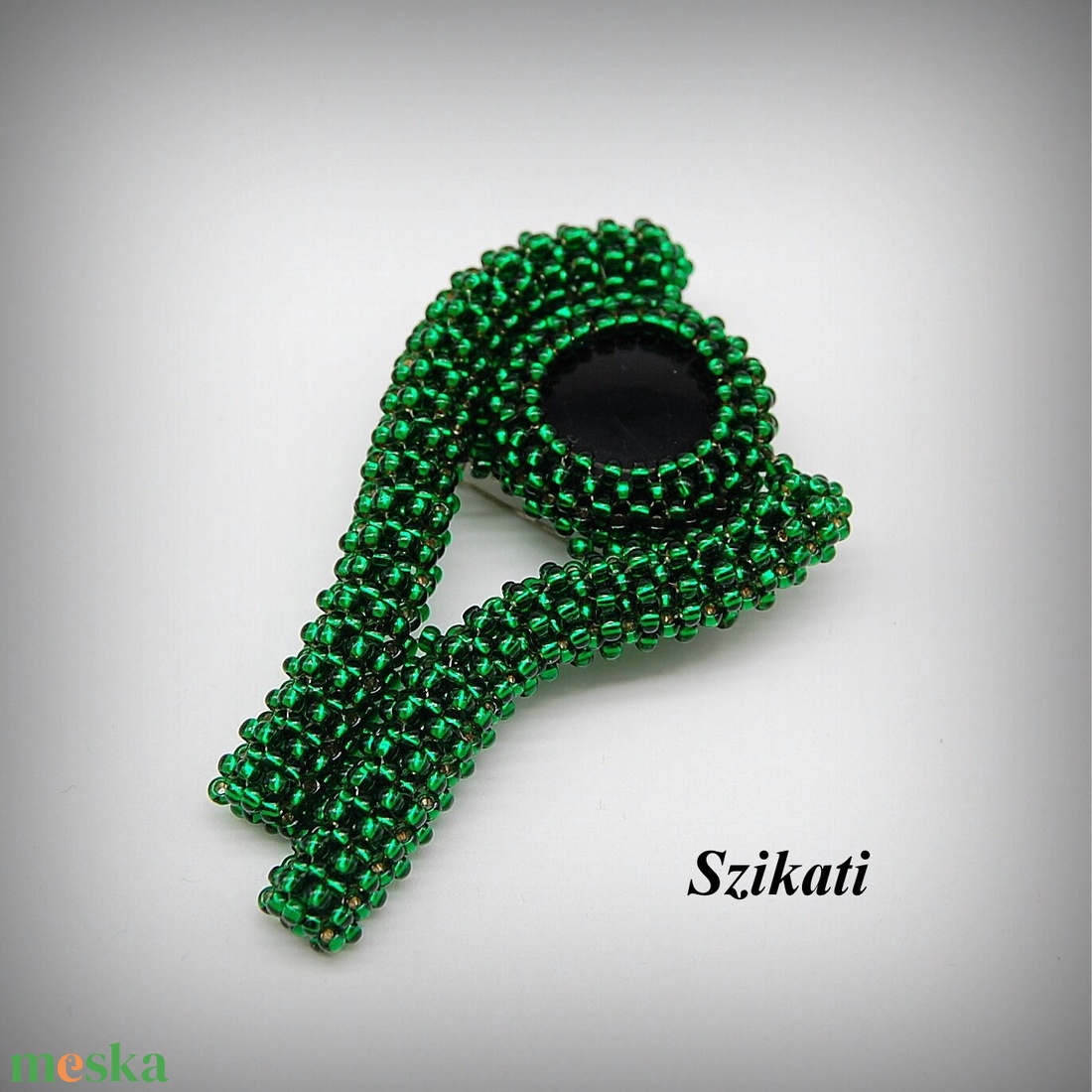 Sötétzöld - fekete gyöngyfűzött kitűző - ékszer - kitűző és bross - Meska.hu