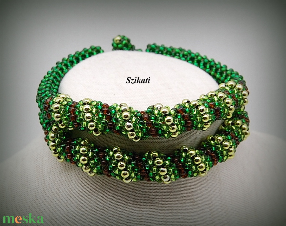 Kétsoros zöld fémmentes gyöngyfűzött karkötő - ékszer - karkötő - gyöngyös karkötő - Meska.hu