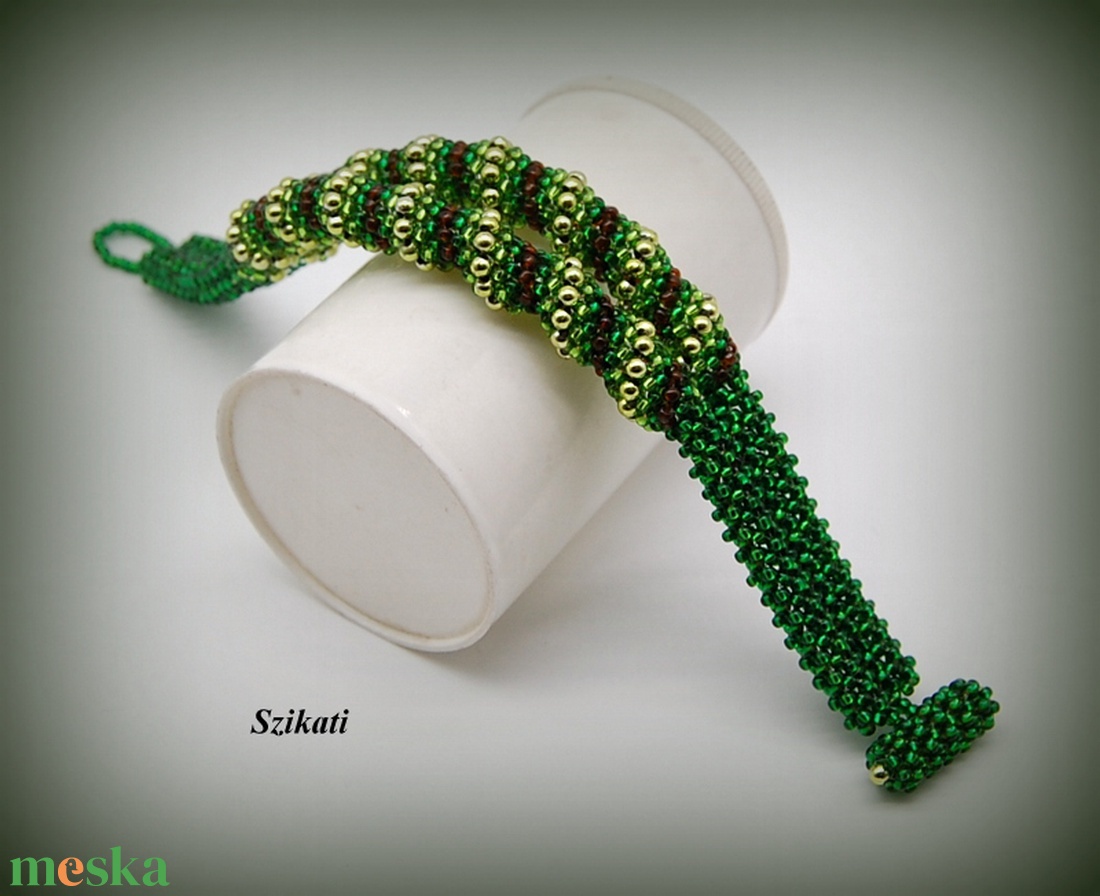 Kétsoros zöld fémmentes gyöngyfűzött karkötő - ékszer - karkötő - gyöngyös karkötő - Meska.hu