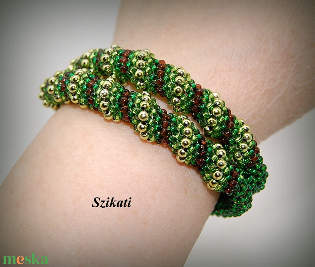 Kétsoros zöld fémmentes gyöngyfűzött karkötő - ékszer - karkötő - gyöngyös karkötő - Meska.hu