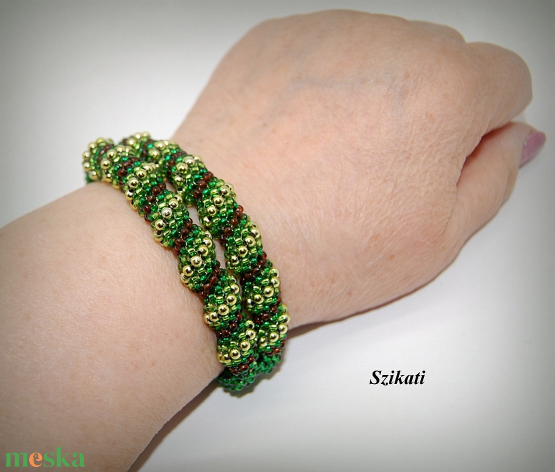 Kétsoros zöld fémmentes gyöngyfűzött karkötő - ékszer - karkötő - gyöngyös karkötő - Meska.hu