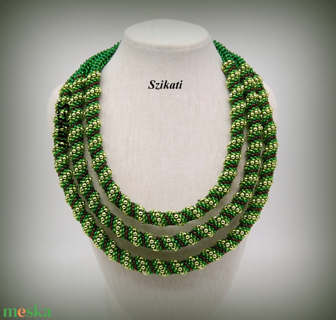 Zöld többsoros gyöngyfűzött nyakék - ékszer - nyaklánc - statement nyaklánc - Meska.hu