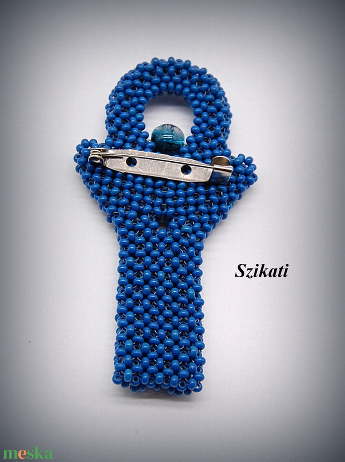 Kék gyöngyfűzött kitűző - ékszer - kitűző és bross - Meska.hu