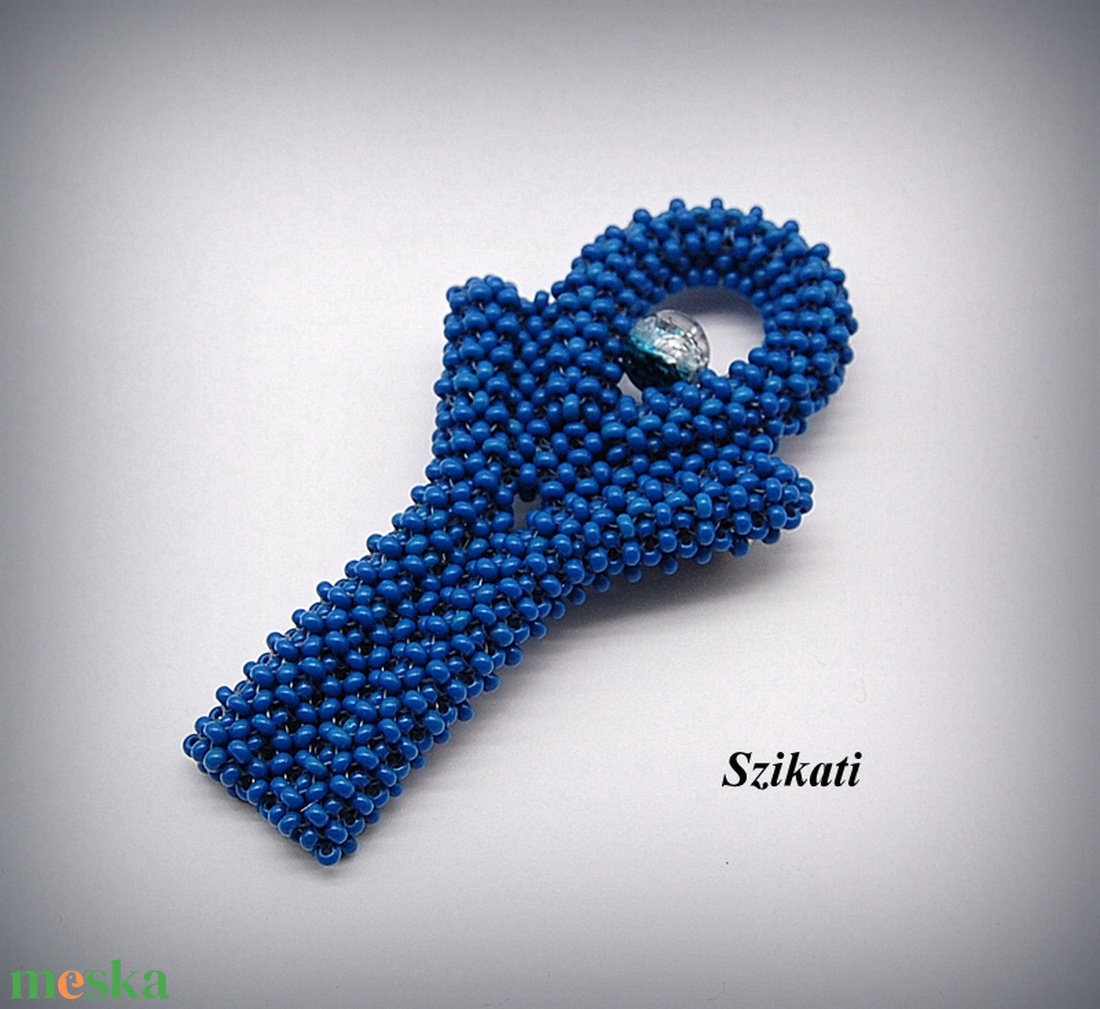 Kék gyöngyfűzött kitűző - ékszer - kitűző és bross - Meska.hu