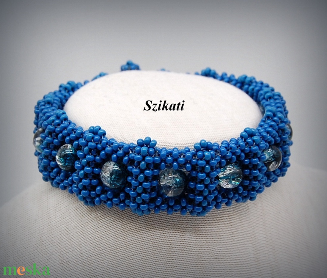 Kék fémmentes gyöngyfűzött karkötő - ékszer - karkötő - gyöngyös karkötő - Meska.hu