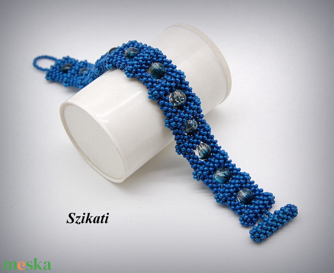 Kék fémmentes gyöngyfűzött karkötő - ékszer - karkötő - gyöngyös karkötő - Meska.hu