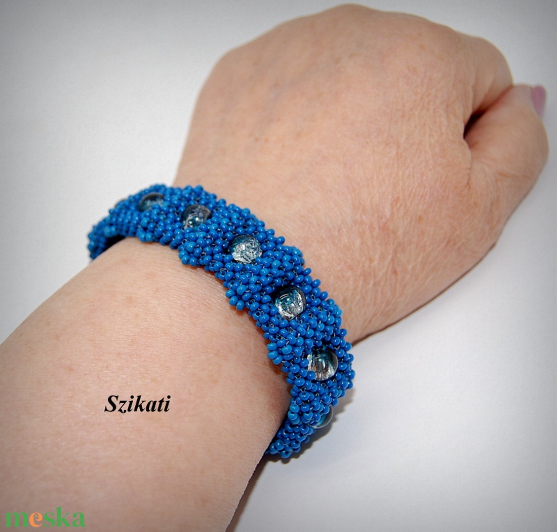 Kék fémmentes gyöngyfűzött karkötő - ékszer - karkötő - gyöngyös karkötő - Meska.hu
