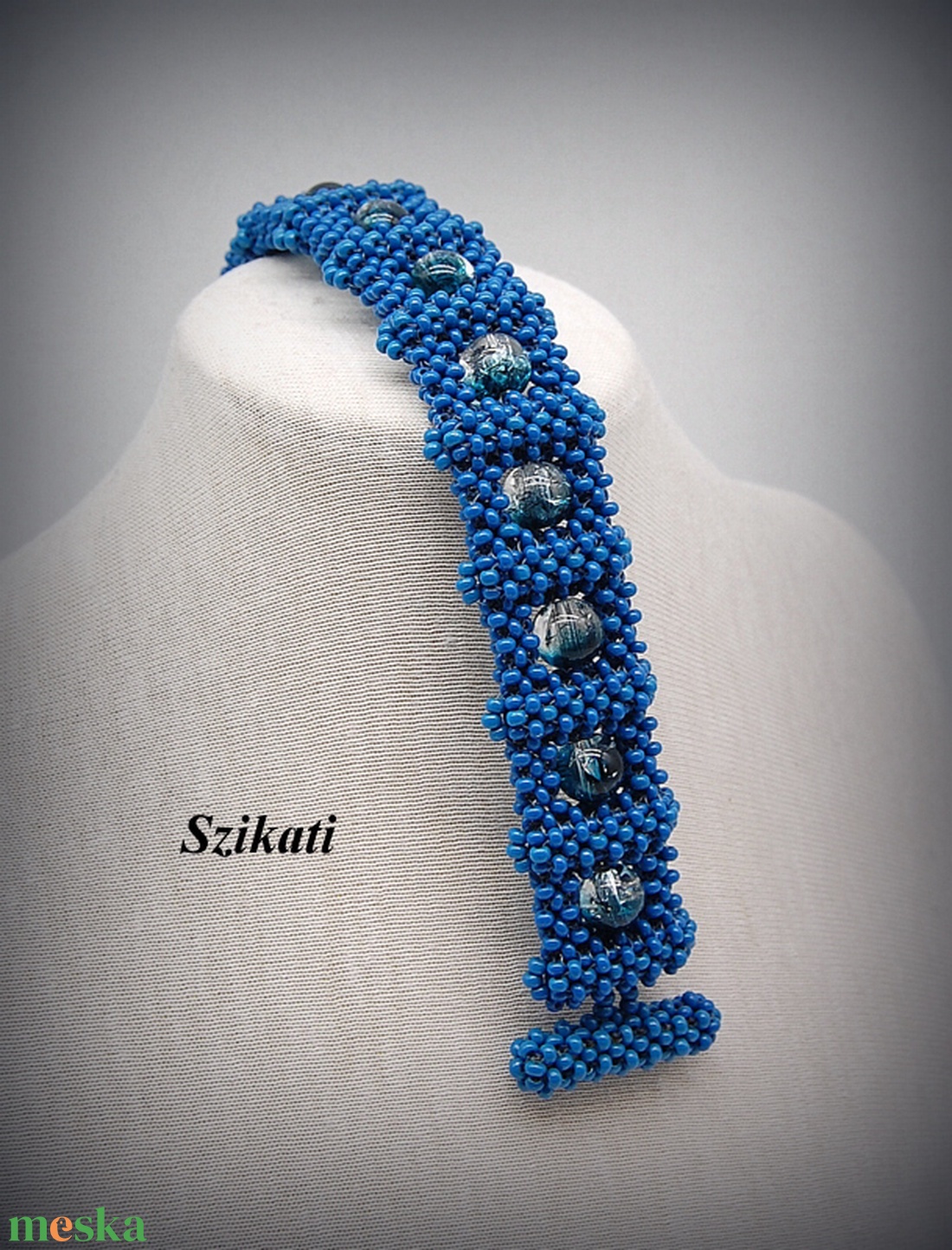 Kék fémmentes gyöngyfűzött karkötő - ékszer - karkötő - gyöngyös karkötő - Meska.hu