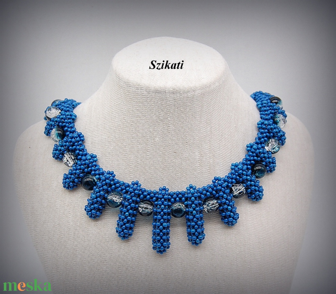Kék fémmentes gyöngyfűzött nyakék - ékszer - nyaklánc - gyöngyös nyaklánc - Meska.hu