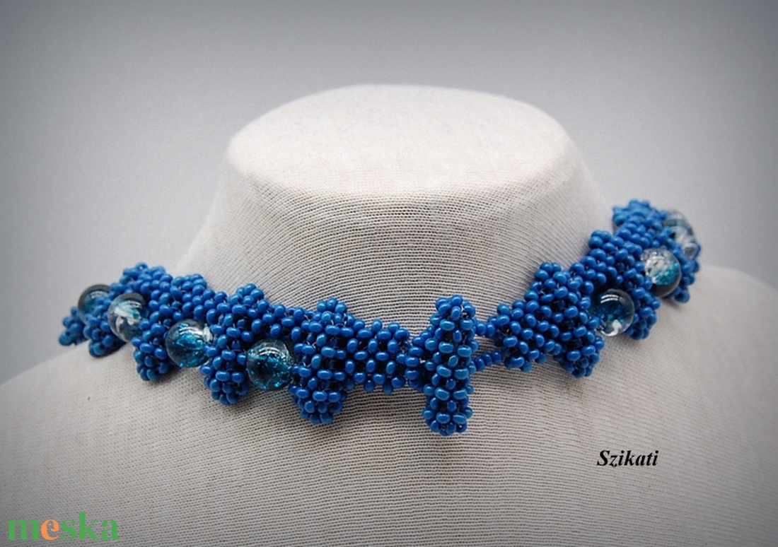 Kék fémmentes gyöngyfűzött nyakék - ékszer - nyaklánc - gyöngyös nyaklánc - Meska.hu
