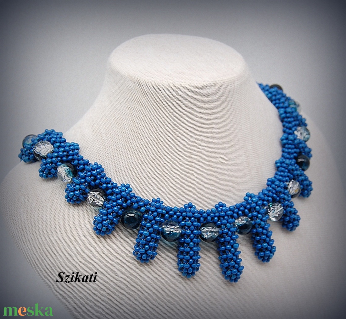 Kék fémmentes gyöngyfűzött nyakék - ékszer - nyaklánc - gyöngyös nyaklánc - Meska.hu