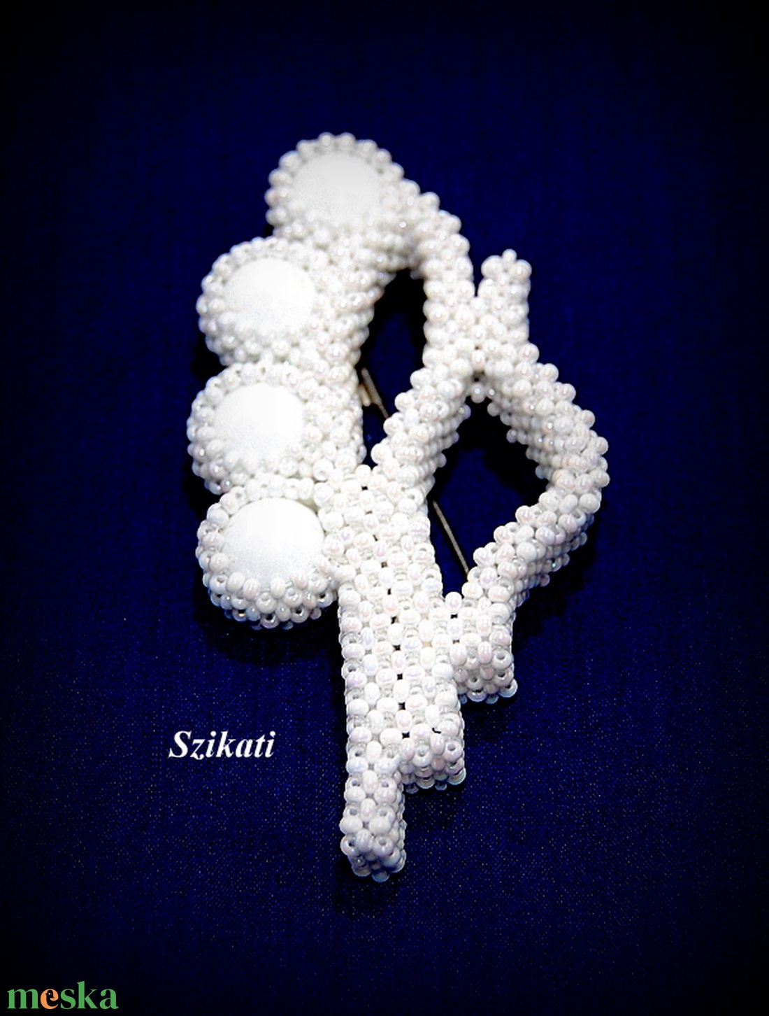 Fehér gyöngyfűzött kitűző - ékszer - kitűző és bross - Meska.hu