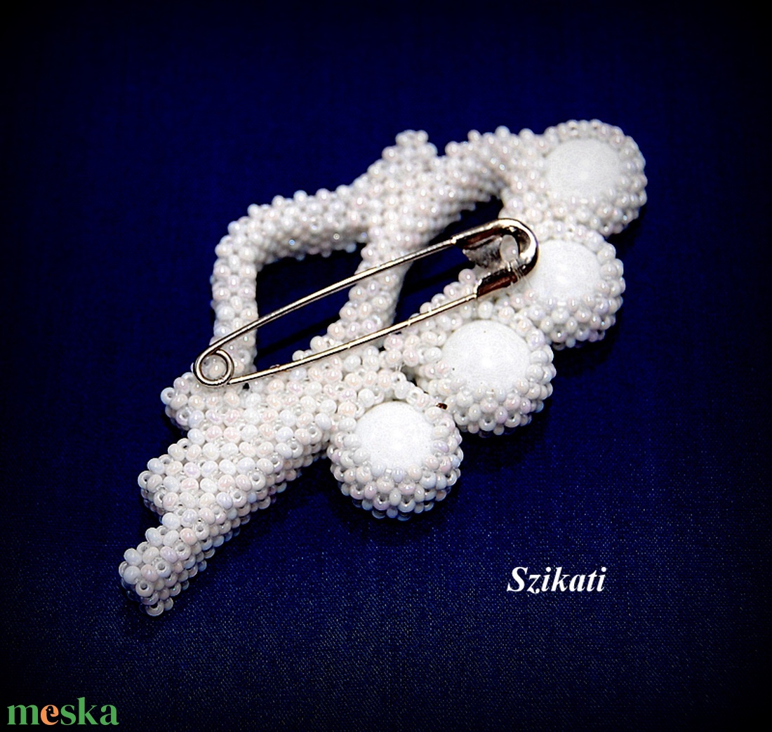Fehér gyöngyfűzött kitűző - ékszer - kitűző és bross - Meska.hu