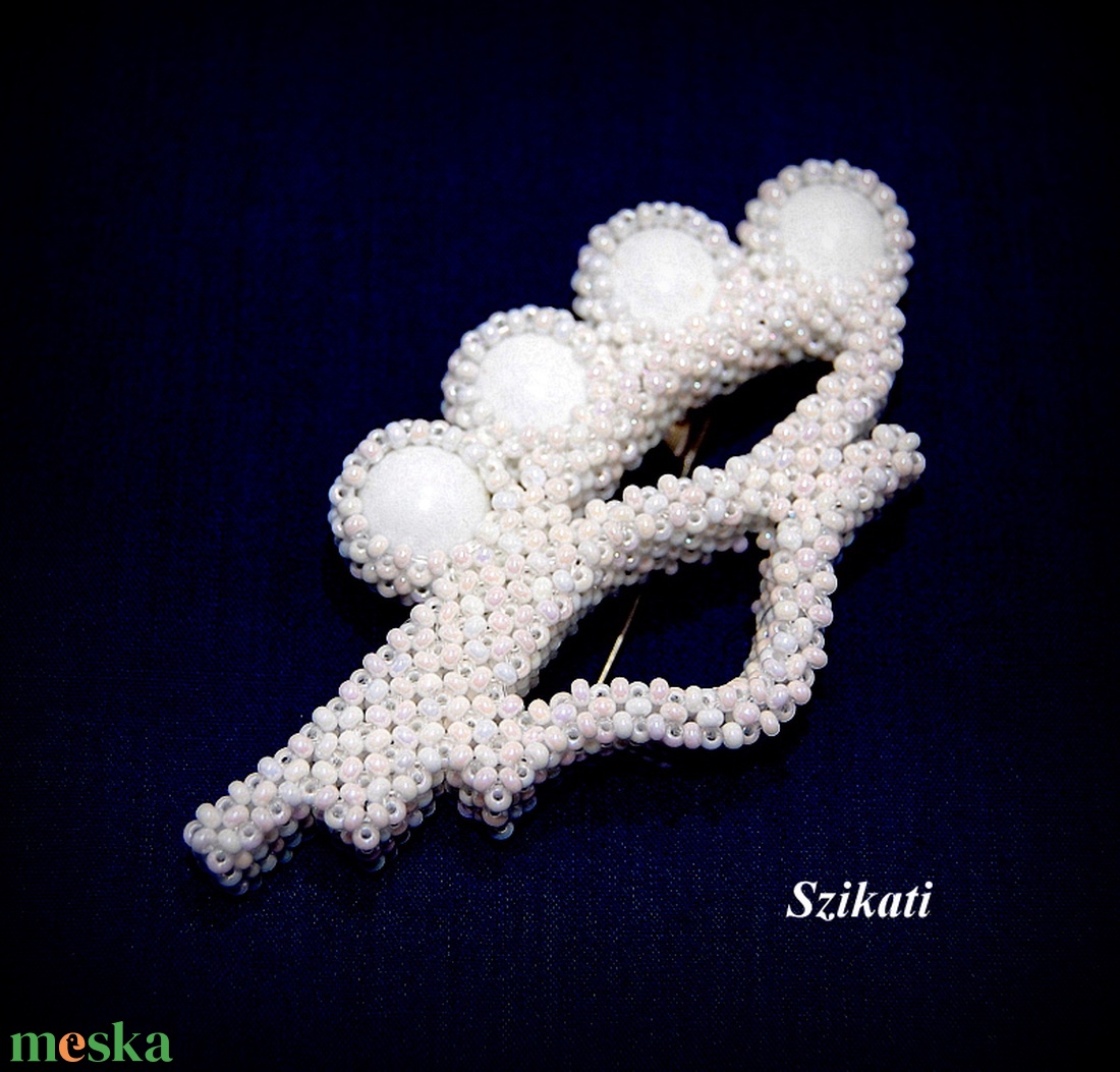 Fehér gyöngyfűzött kitűző - ékszer - kitűző és bross - Meska.hu